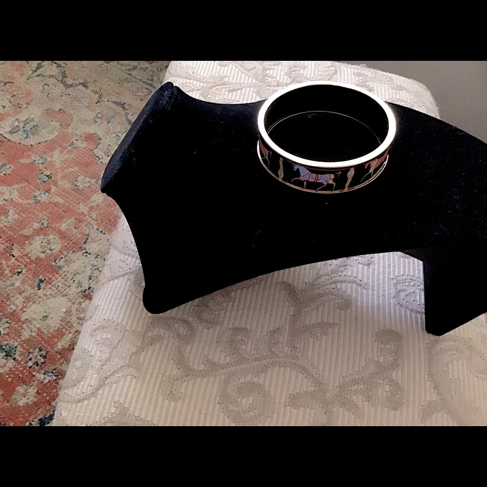 Round gold horse braclet